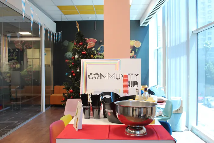 Community Hub'da hazırlanan parti alanı