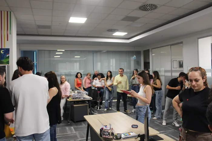 Ofiste düzenlenen kalabalık şirket etkinliği