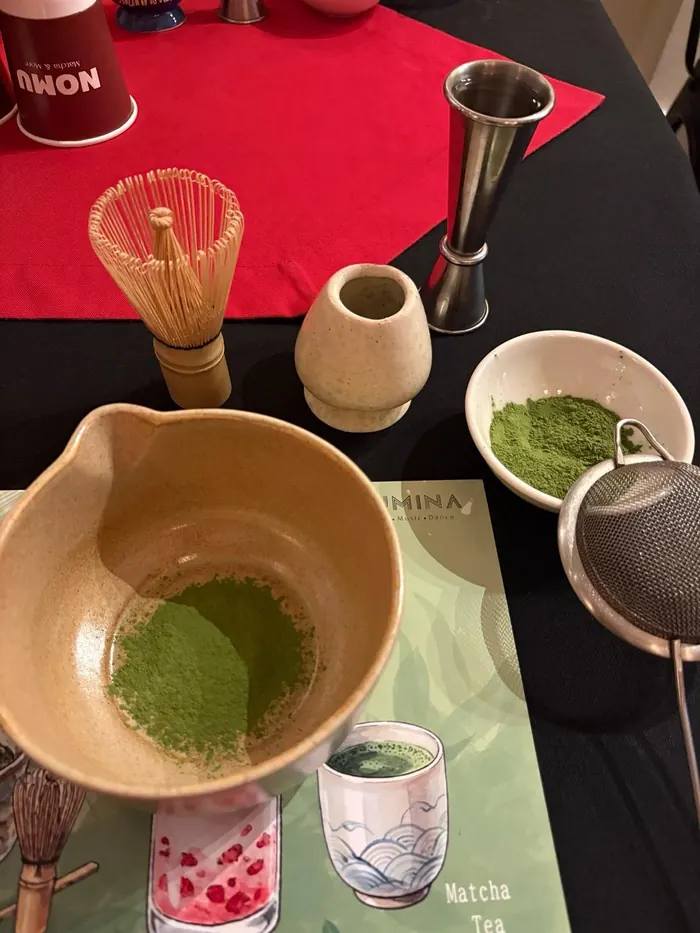 Matcha workshopu için hazırlanmış masa düzeni