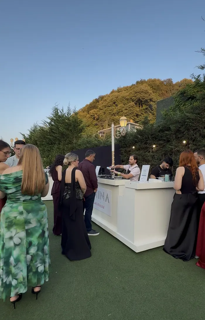 Açık havada kurulan şirket partisi ve bar alanı